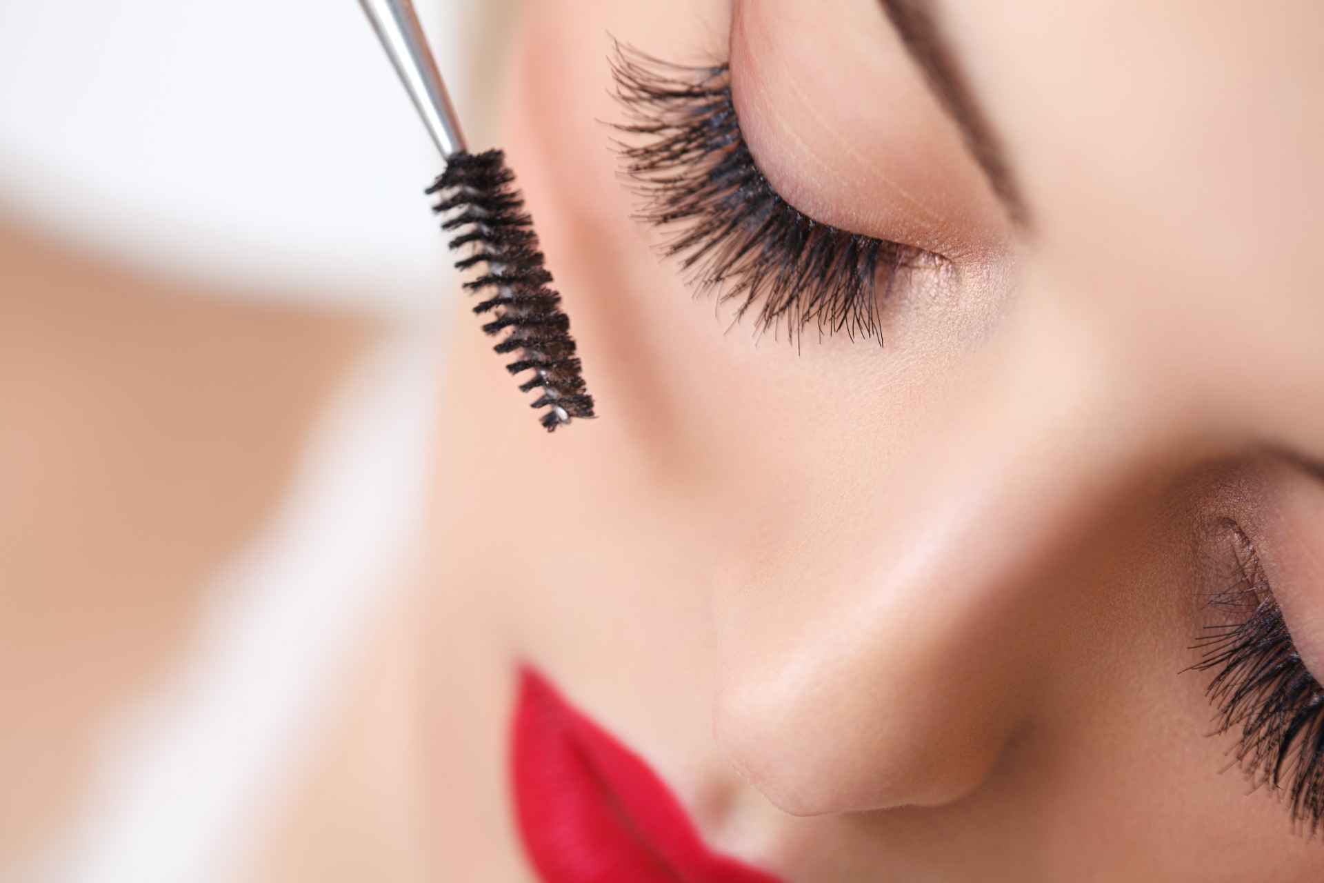 Flutter those lashes at the groom-to-be!